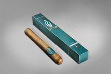 Lade das Bild in den Galerie-Viewer, Vaholago Zigarren, das Bild zeigt eine Zigarre der Marke Vaholago neber Ihrer Verpackung
